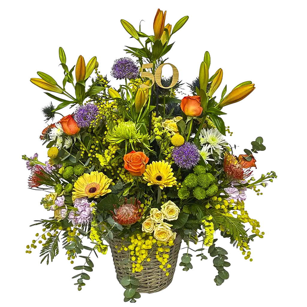 cesto de mimbre con flores frescas para aniversario